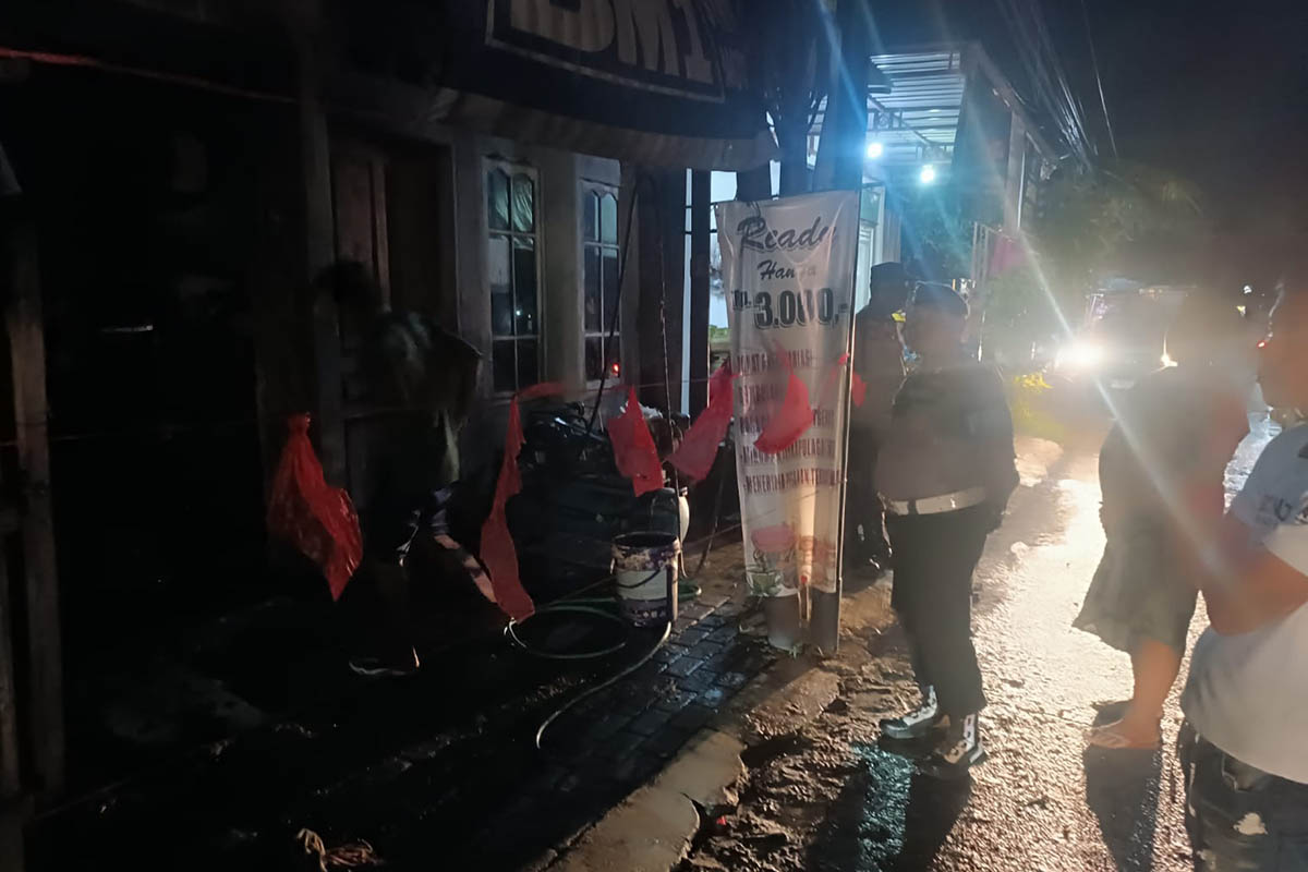 LUDES: Personel damkar dan kepolisian di bengkel motor milik Fahmi di Rembang yang terbakar Selasa (24/2) malam.