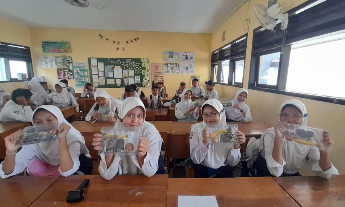 BERGIZI: Sejumlah pelajar SMPN 8 Kota Pasuruan mendapatkan MBG sebelum pulang.