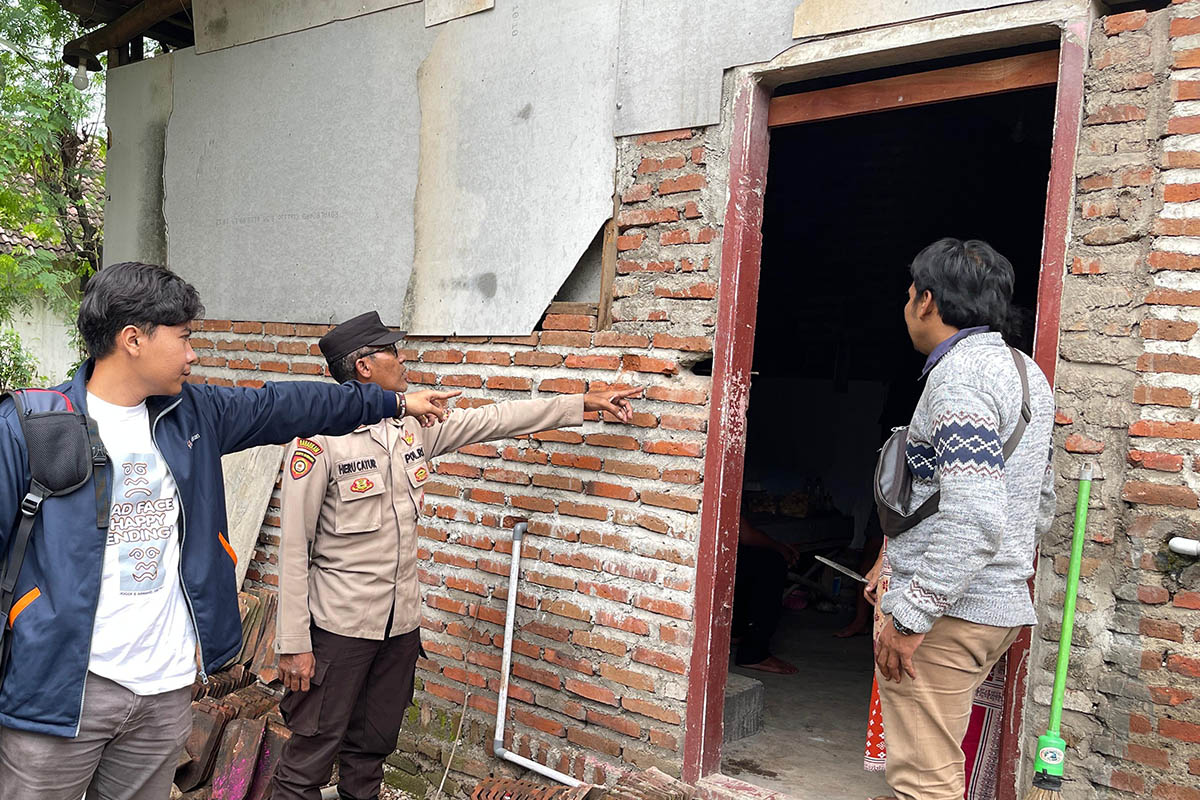 BOBOL: Petugas menunjukkan dinding rumah warga yang bolong, imbas dugaan pencurian.