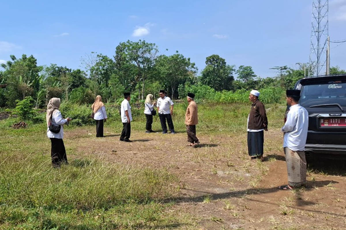 LAYANAN KESEHATAN PESANTREN: Persiapan pembangunan klinik kesehatan di sejumlah pesantren di Kabupaten Pasuruan, saat dalam tahap kunjungan lokasi yang direncanakan akan menjadi tempat berdirinya klin