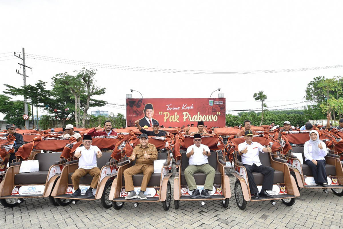 DORONG PARTISIPASI KERJA: Bupati Pasuruan H.M. Rusdi Sutejo menyerahkan bantuan 100 becak listrik kepada masyarakat di desil 1 dan 2. 