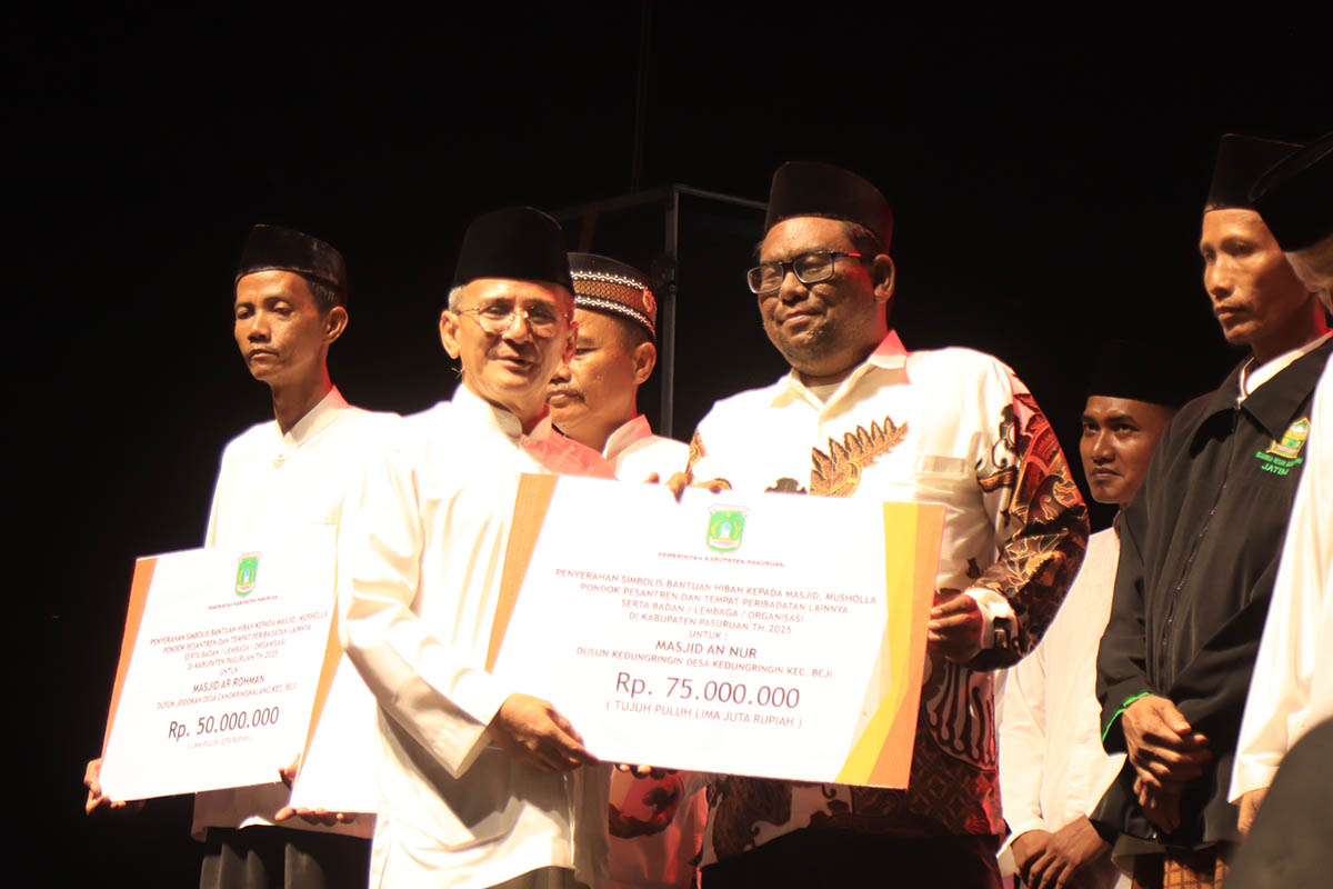 IBADAH MAKIN NYAMAN: Wakil Bupati Pasuruan Gus H.M Shobih Asrori menyerahkan bantuan dana hibah untuk sejumlah tempat ibadah. 
