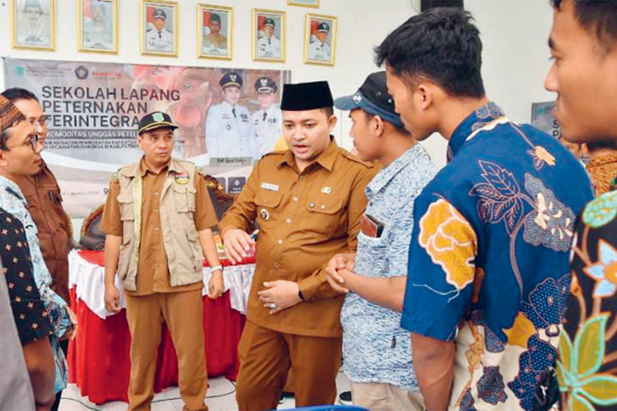 BERKELANJUTAN : Bupati Mas Rusdi ketika membuka Sekolah Lapang (SL) yang diinisiasi DKPPP. SL merupakan langkah efektif guna memecahkan masalah langsung di tengah-tengah di pelaku pertanian