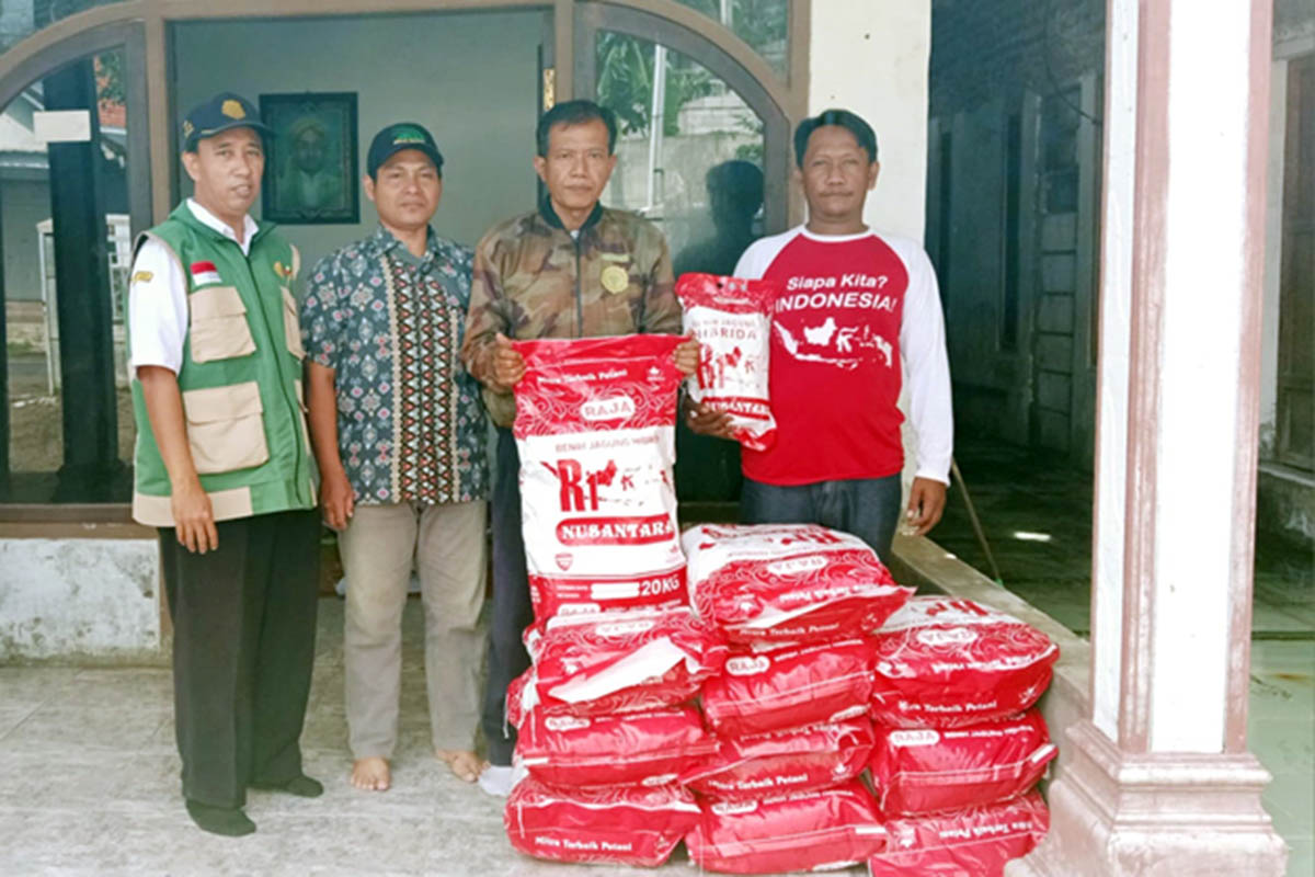 BANTUAN : Penyerahan bantuan bibit benih jagung kepada salah satu kelompok tani.