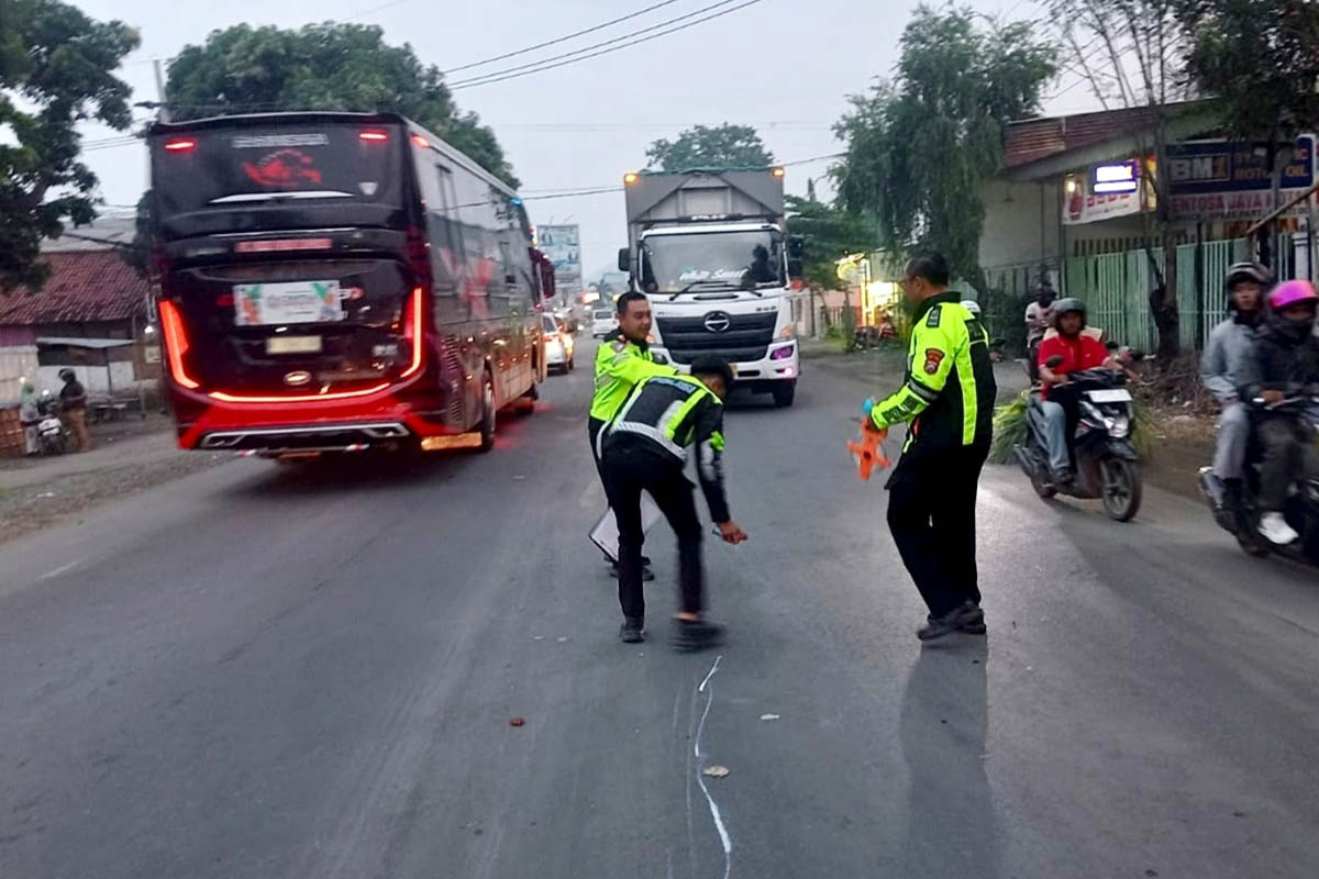 OLAH TKP: Petugas kepolisian saat melakukan olah TKP di salah satu ruas jalan yang ada di Kabupaten Probolinggo. Sejauh ini, ada tiga ruas yang masuk black spot.