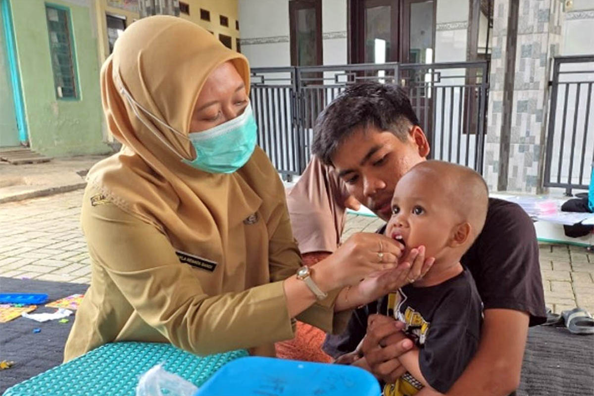 BERI VITAMIN: Kegiatan Bulan Timbang Februari yang dilakukan Puskesmas Purwosari. Kegiatan ini ditujukan, untuk memantau tumbuh kembang anak dan status gizi balita.