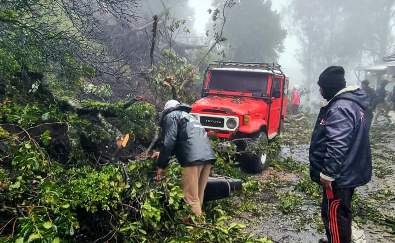 Salah satu akses Bromo di Tosari Pasuruan tertutup material longsor. (Istimewa).