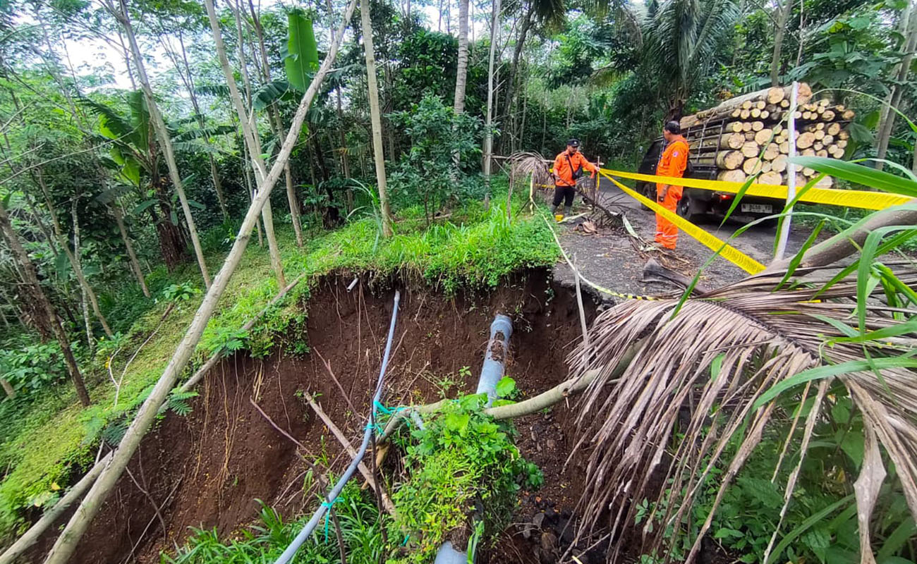 Tim BPBD saat melakukan asesmen longsor di tepi jalan Ranugedang, Kecamatan Tiris, Selasa (24/2).