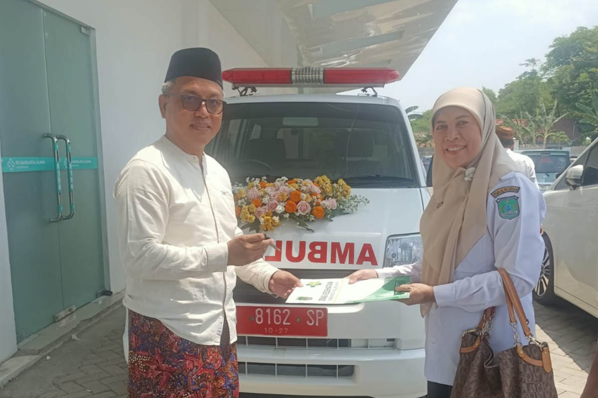 BANTU FASILITAS: Dinkes P2KB saat memberikan bantuan ambulans kepada  pihak RS NU.