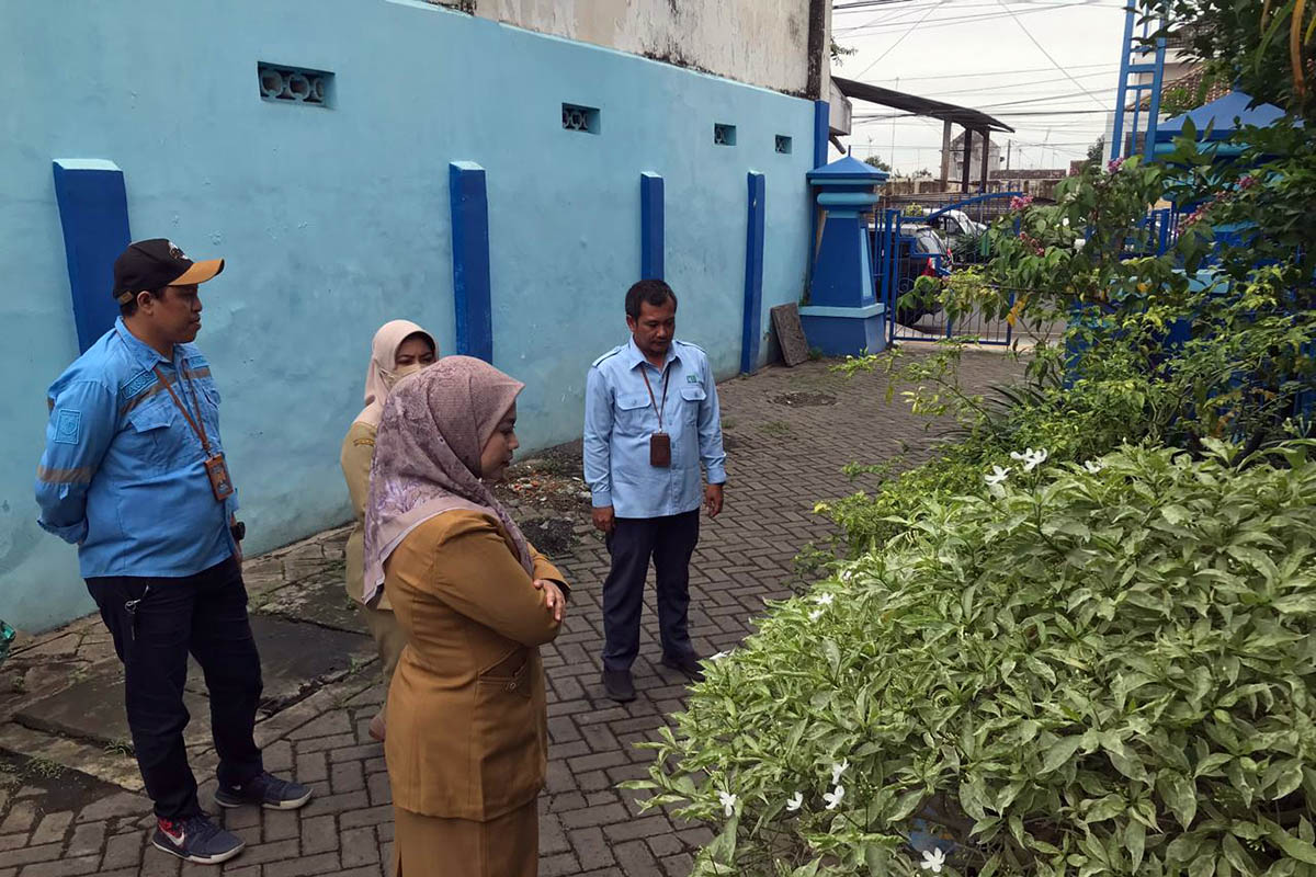 TINJAU: Tim DLH Kota bersama PUDAM meninjau langsung lokasi kawasan Menara air yang bakal dijadikan wisata edukasi budaya dan air.