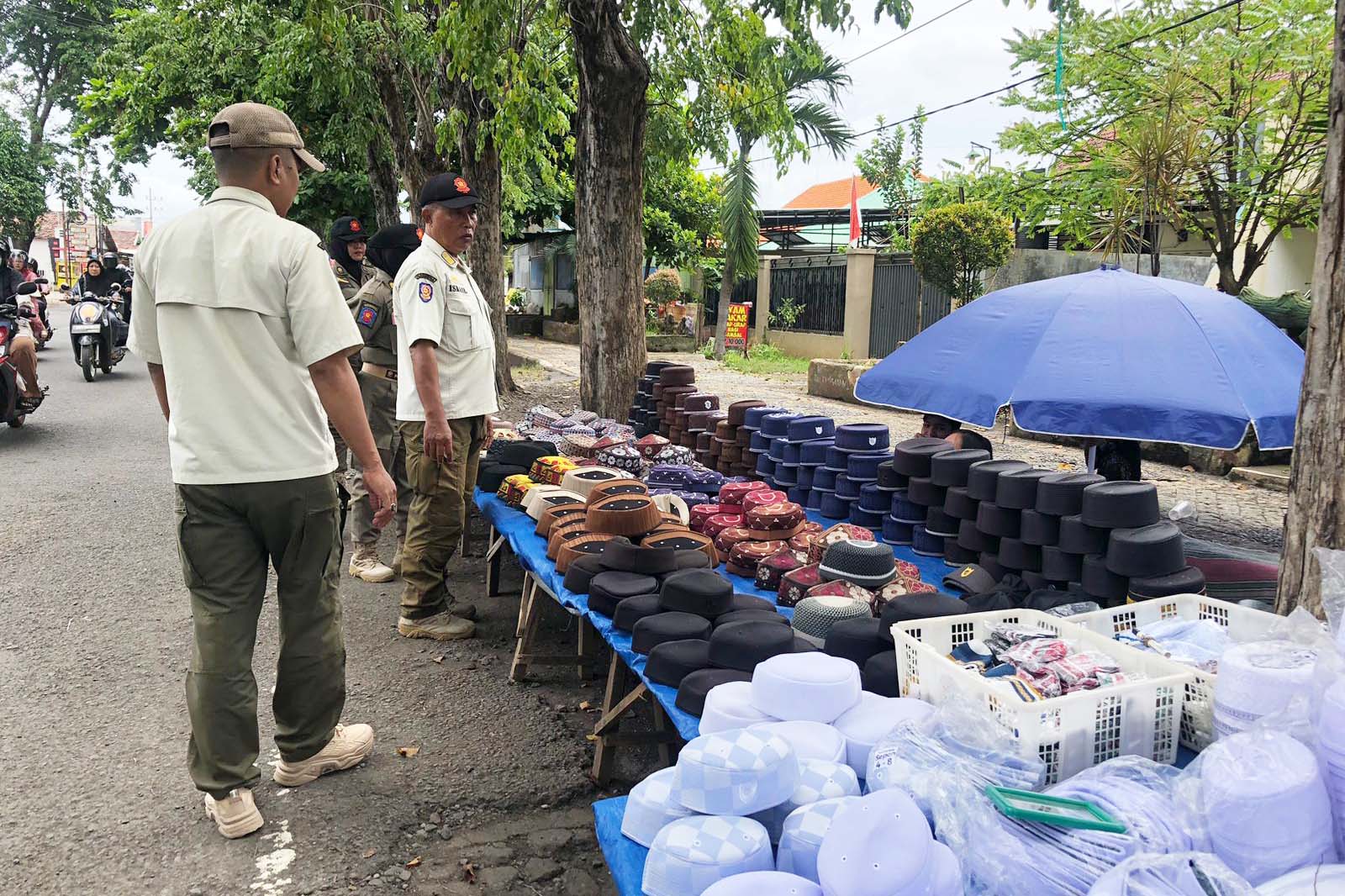 SOSIALISASI: Sejumlah petugas Satpol PP Kota Probolinggo mendatangi PKL di Jalan HOS Cokroaminoto, Kota Probolinggo, Kamis (26/2).