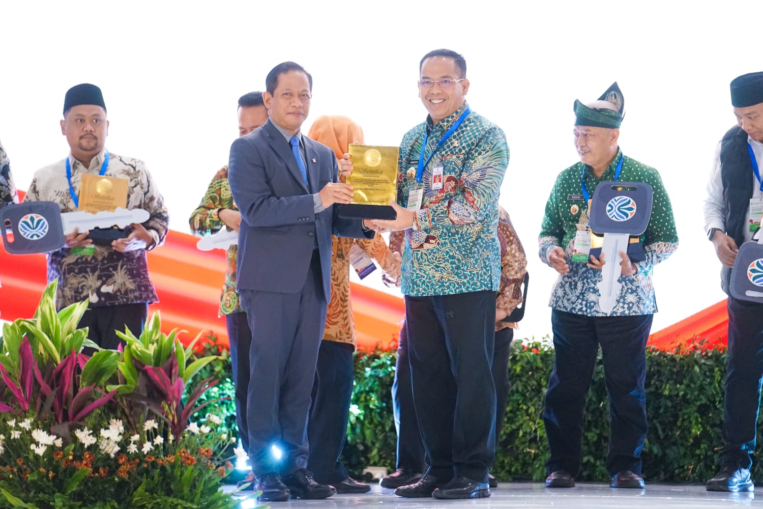 APRESIASI: Wali Kota Probolinggo dr. Aminuddin menerima penghargaan Predikat Sertifikat Menuju Kota Bersih.