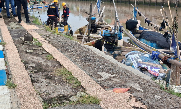 KUSAM: Kondisi trotoar sisi barat Sungai Gembong Pelabuhan Pasuruan yang kusam. Rencana perbaikan, terganjal penganggaran. 