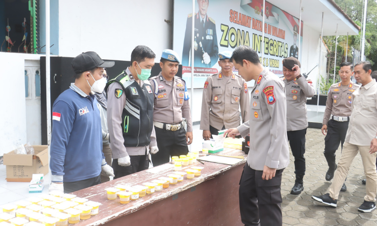 PERIKSA: Kapolres Probolinggo Kota AKBP Rico Yumasri saat mengecek sampel urine anggota. Hal ini dilakukan, untuk memastikan ada tidaknya anggota yang terlibat penggunaan narkoba. 