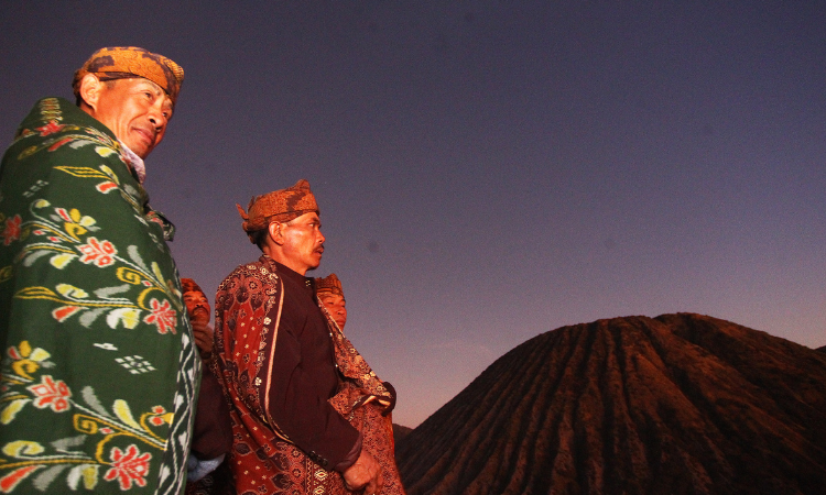 DIAKUI: Warga Tengger saat mengenakan Udeng di kepala. Udeng kini menjadi Warisan Budaya Tak Benda Indonesia. 