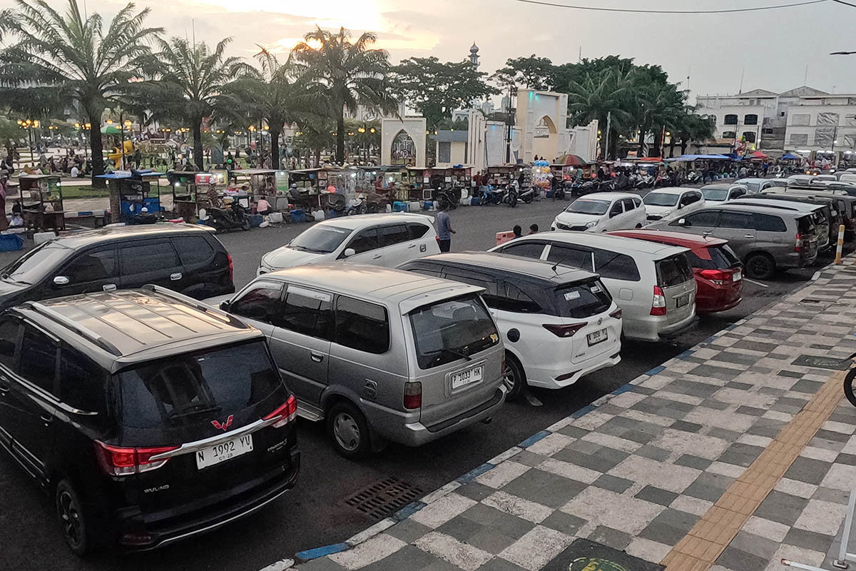 TERTATA: Sejumlah kendaraan yang parkir di sekitaran Alun-Alun Kota Pasuruan. Di awal Ramadan, pendapatan parkir tak mengalami lonjakan. Justru cenderung menurun.