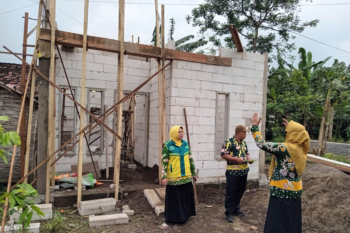 PERBAIKI: Sebuah rumah yang tengah dalam proses pembangunan. Tahun ini, Pemkab Pasuruan menargetkan bisa membenahi 125 unit RTLH.