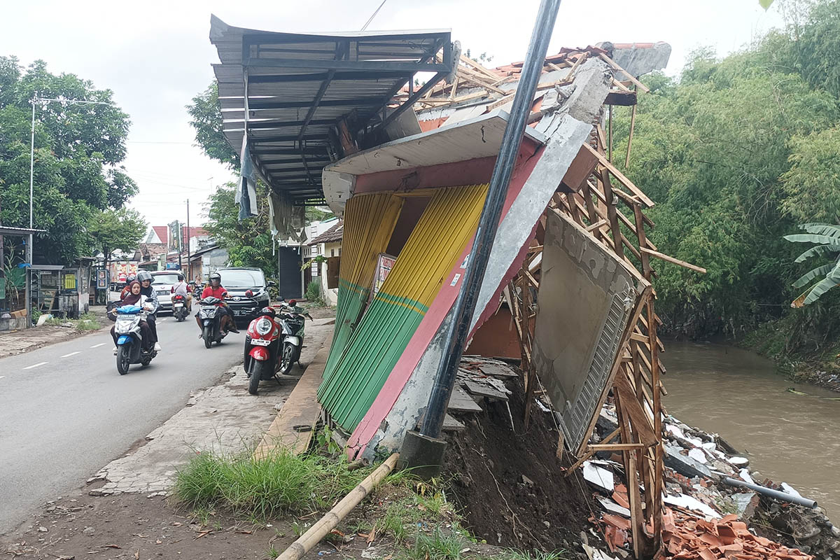 MENGKHAWATIRKAN: Ruko yang berdiri di tebing Sungai Kertosono di Kelurahan Sidomukti, Kraksaan. Banyak tebing sungai di Probolinggo yang rawan longsor.
