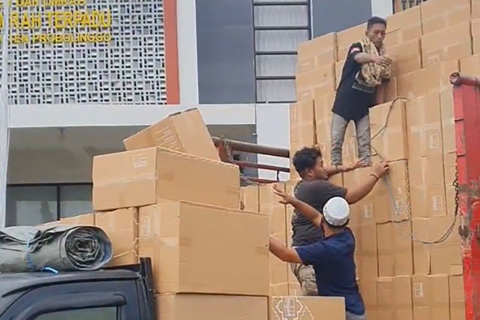 PENYALURAN: Sejumlah 650 koper CJH Kabupaten Probolinggo didistribusikan Rabu (25/2).