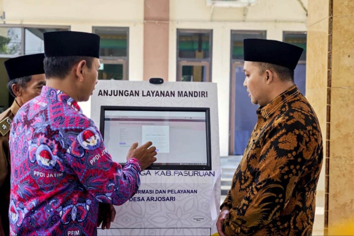SERBADIGITAL: Bupati Pasuruan HM Rusdi Sutejo saat meninjau layanan Desa Digital&nbsp;dengan pemanfaatan mesin Anjungan Layanan Mandiri (ALM) untuk memudahkan administrasi warga di salah satu desa.