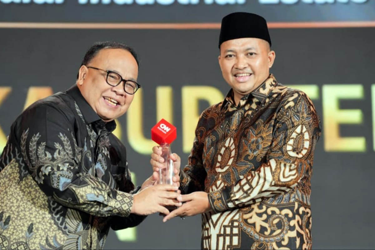 PRESTISIUS: Direktur Transmedia, Latif Harnoko saat menyerahkan penghargaan kepada Bupati Pasuruan, Rusdi Sutejo dalam ajang CNN Indonesia Awards 2025 pada 31 Oktober 2025 lalu.