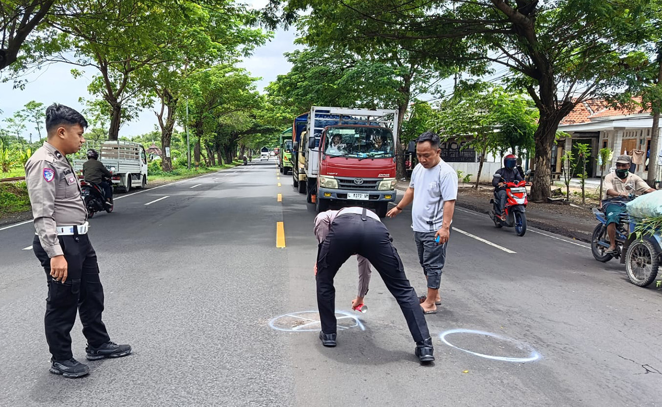 OLAH TKP: Anggota Satlantas Polres Probolinggo Kota saat melakukan olah TKP di Jalan Pantura, masuk Desa Banjarsari, Kecamatan Sumberasih, Kabupaten Probolinggo, Kamis (26/2) siang.
