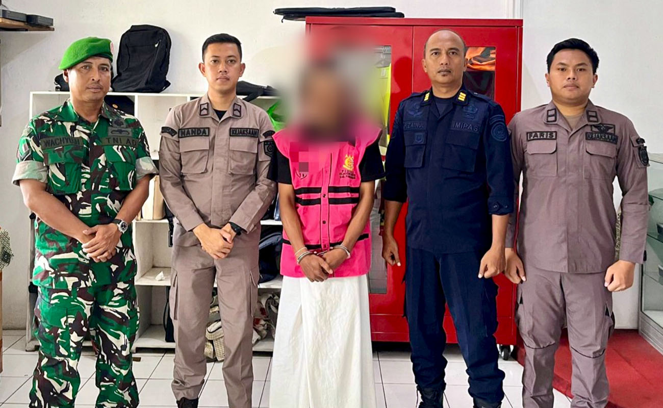 KINI DIBEBASKAN: M Hisabul Huda (rompi merah) saat ditahan usai ditetapkan sebagai tersangka kasus dobel job. Ia kini dibebaskan.