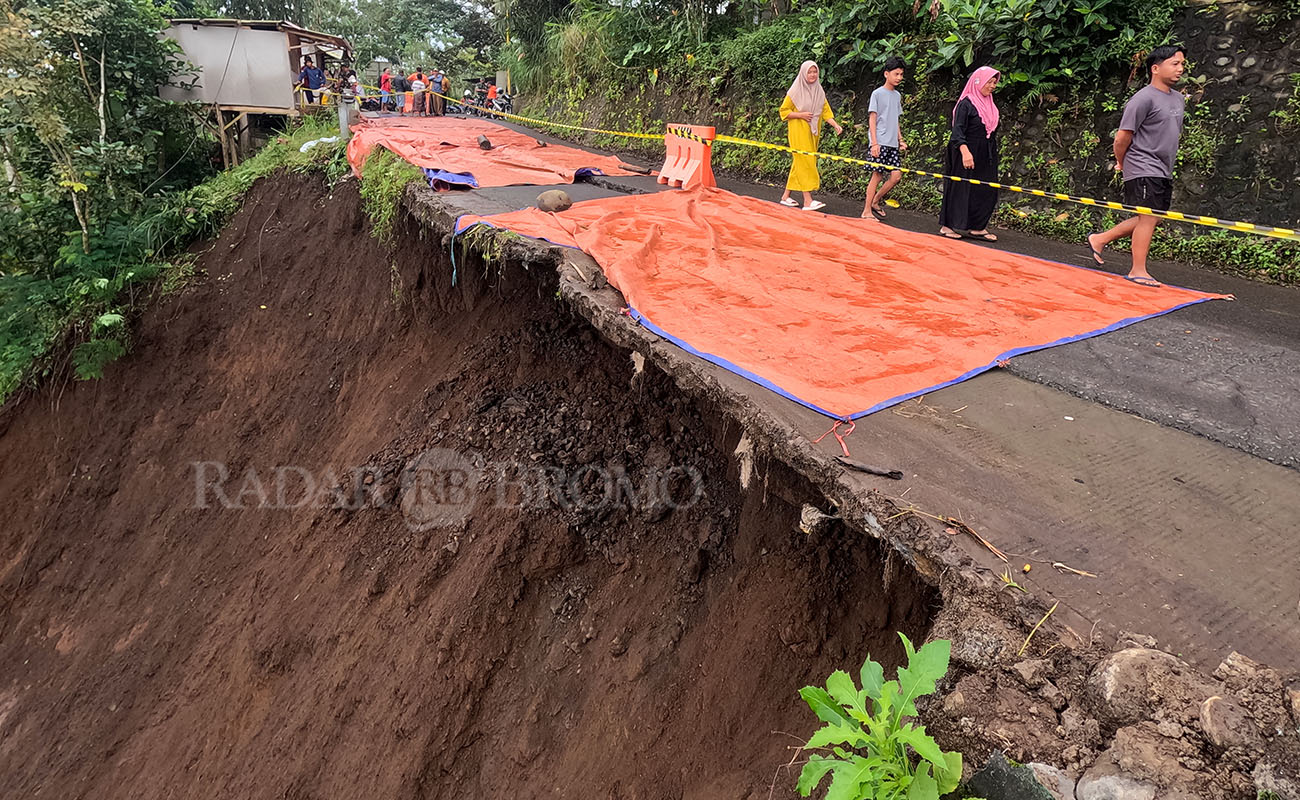 KINI DITUTUP TOTAL: Ruas jalan utama penghubung Tiris-Krucil di Kedungkokap, Desa Segaran, Tiris yang tergerus longsor ditutup total sejak Selasa malam (24/2)