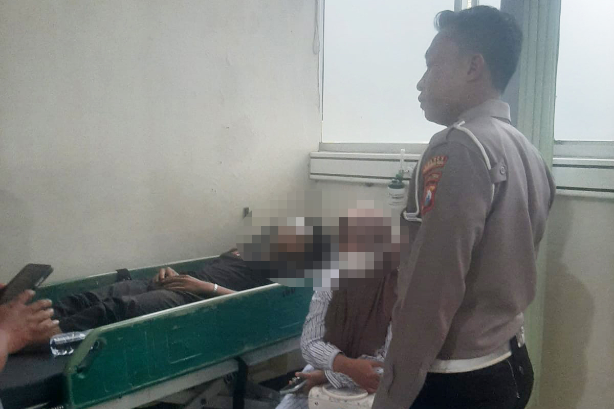 PERAWATAN: Salah seorang korban menjalani perawatan di RSUD dr. Mohamad Saleh Kota Probolinggo, Rabu (25/2).