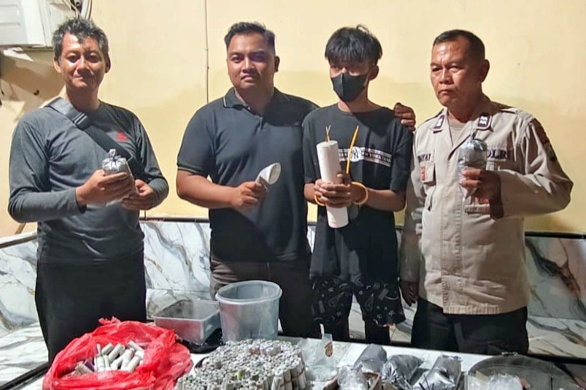 RINGKUS: Petugas kepolisian menunjukkan tersangka pembuat petasan beserta barang bukti yang ditemukan.
