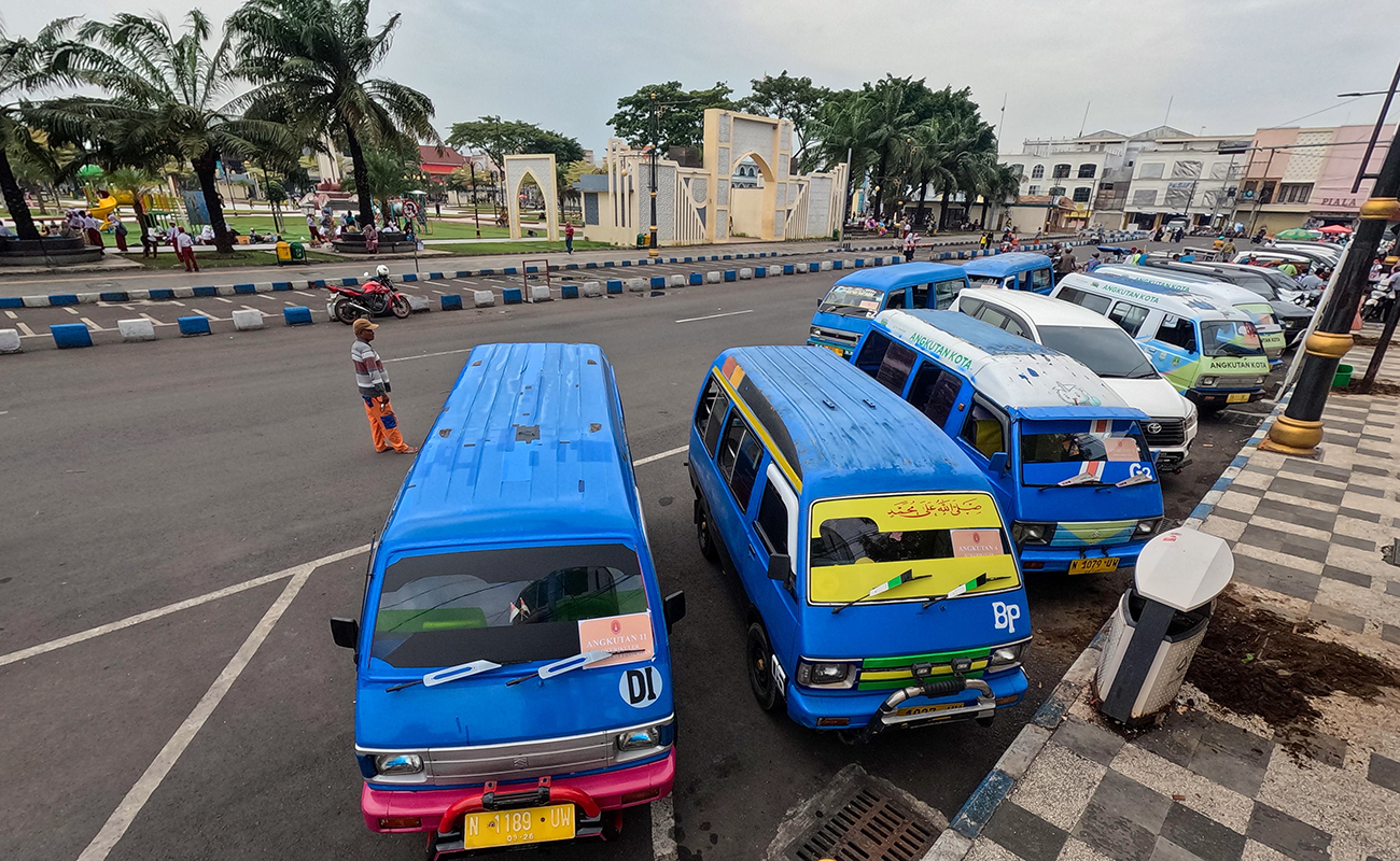 Deretan angkot saat parkir di alun-alun Pasuruan, beberapa waktu lalu. Pemkot setempat kini terus mengkaji angkot jadi angkutan pelajar. 