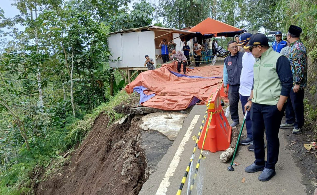 TINJAU JALAN AMBROL: Bupati Probolinggo Mohammad Haris berdialog tentang penanganan ruas jalan yang ambrol di Dusun Kedung Kokap, Desa Segaran, Tiris. 