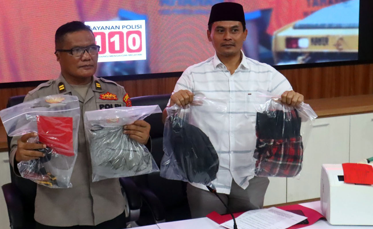 : Kasat Reskrim Polres Probolinggo Kota AKP Zaenal Arifin (kanan) dan Plt Kasi Humas Polres Probolinggo Kota Iptu Zainullah (kiri) menunjukkan sejumlah barang bukti kasus pencurian dengan tersangka AE