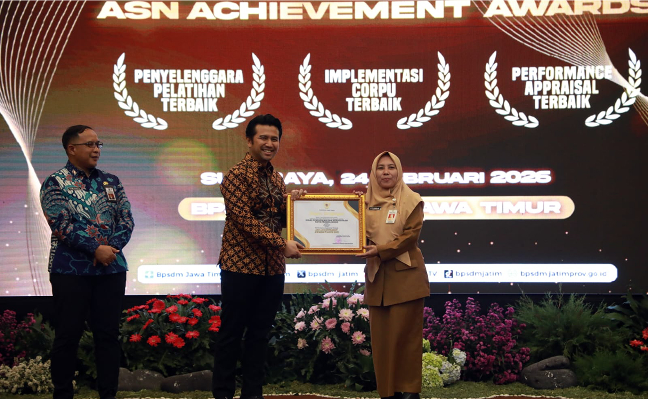 PRESTASI: Wakil Gubernur Jawa Timur Emil Elestianto Dardak menyerahkan piagam penghargaan pada Siti Romlah sebagai Juara 1 ASN Achievements Kategori Apraisal Terbaik 