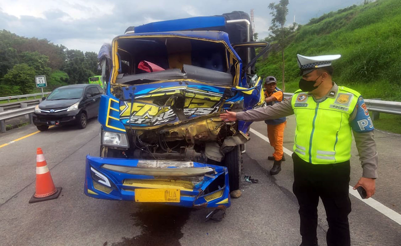 Kondisi salah satu truk yang alami ringsek usai terlibat tabrakan di tol Gempan.