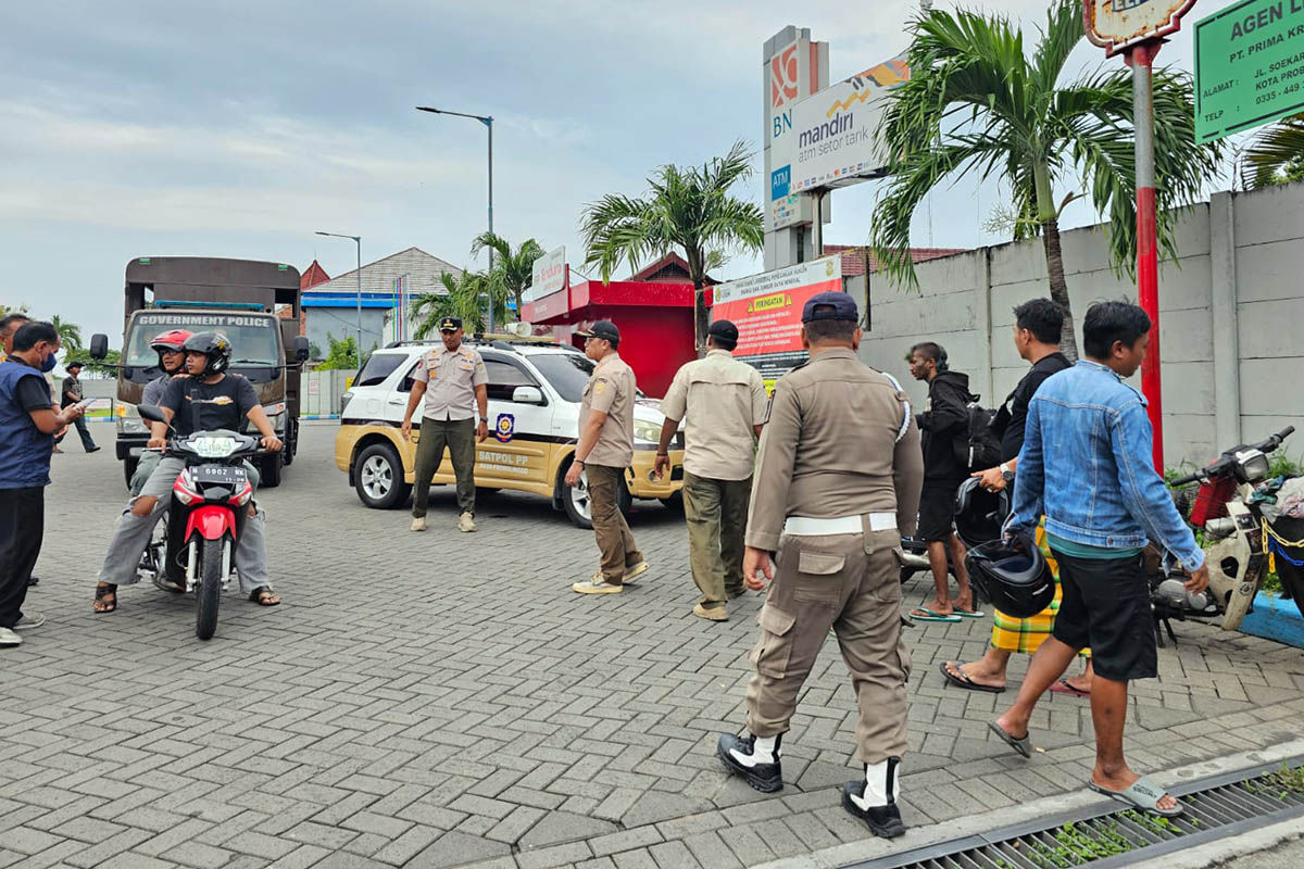 DETEKSI DINI: Petugas Satpol PP Kota Probolinggo saat melakukan deteksi dini di SPBU Kasbah Kota Probolinggo.