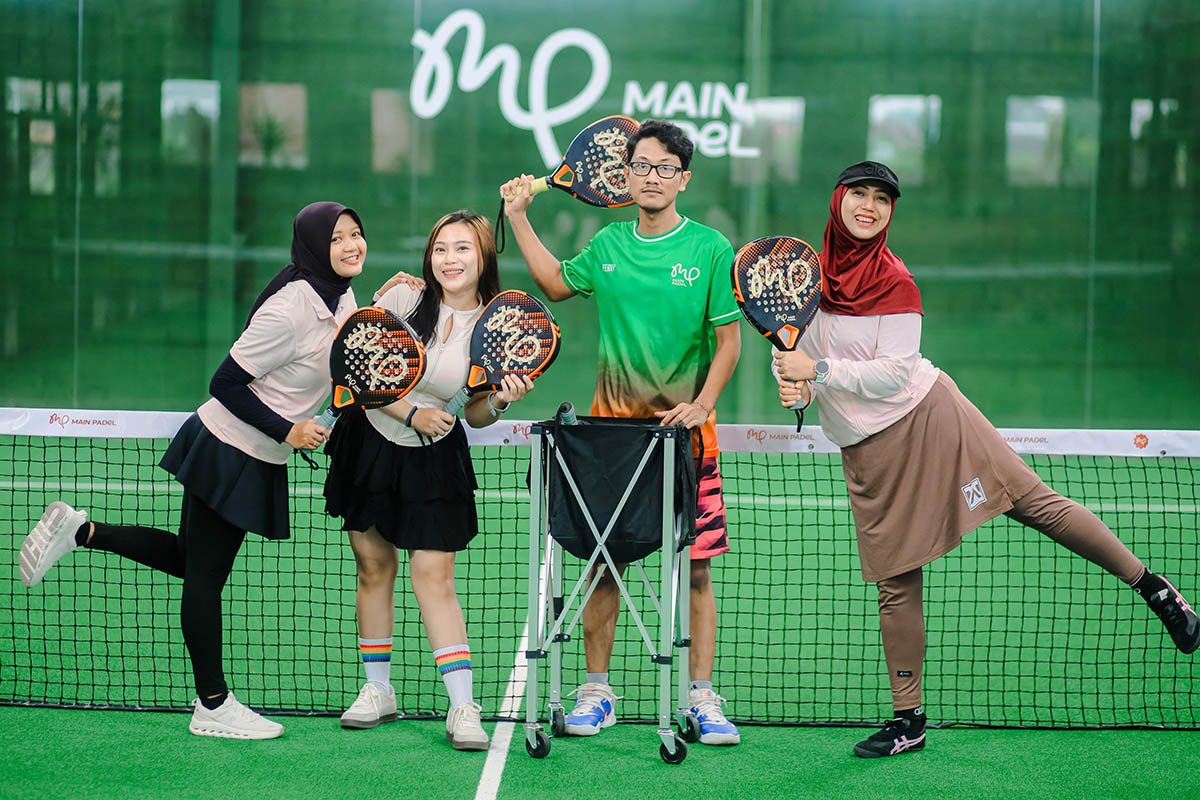 SEMANGAT: Para penggemar padel di Kota Probolinggo seusai latihan.