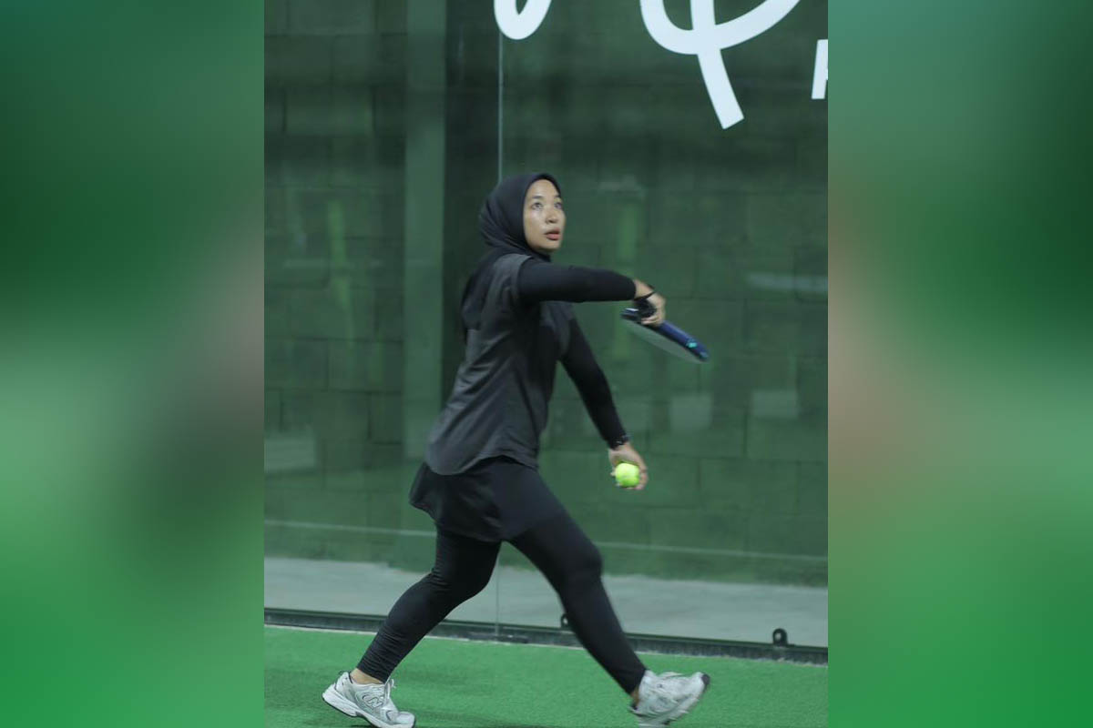 LATIHAN DASAR: Varilia berlatih padel di lapangan yang ada di Kota Probolinggo.
