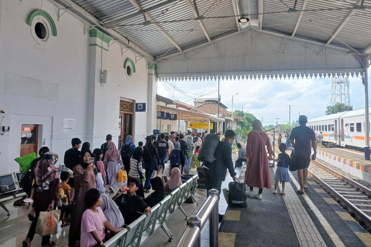 DISERBU: Calon penumpang yang tengah bersiap menantikan kedatangan kereta api di stasiun. Sejauh ini, lebih dari 100 ribu tempat duduk kereta api telah terjual.
