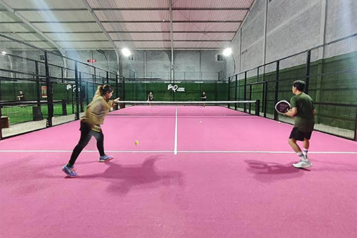 ANTUSIAS: Penggemar olahraga padel berlatih di lapangan di Kota Probolinggo.