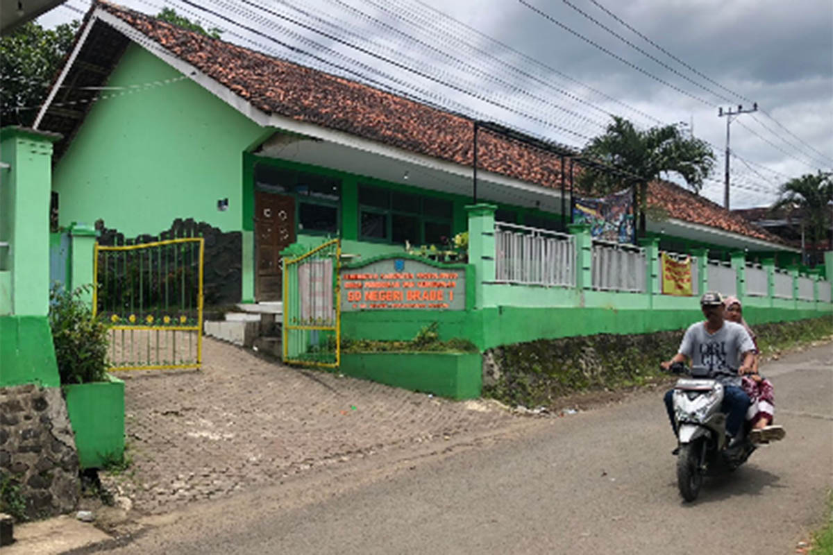 TEMPAT MENGAJAR: SDN Brabe 1 di Kecamatan Maron yang menjadi sekolah tempat Huda menjadi guru. Kini dia sudah bukan lagi guru karena telah mengundurkan diri.