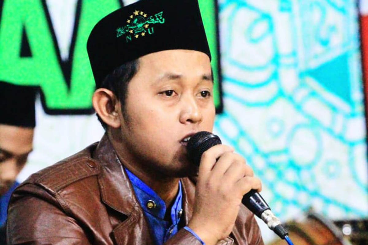 LANTUNKAN: Muhammad Hamzah, yang merupakan muazin di Masjid Jamik Damarjati setiap Jumat Pon dan Musala As Salafy di Purwosari Pasuruan ini, memiliki tiga irama azan untuk mengingatkan waktu salat.