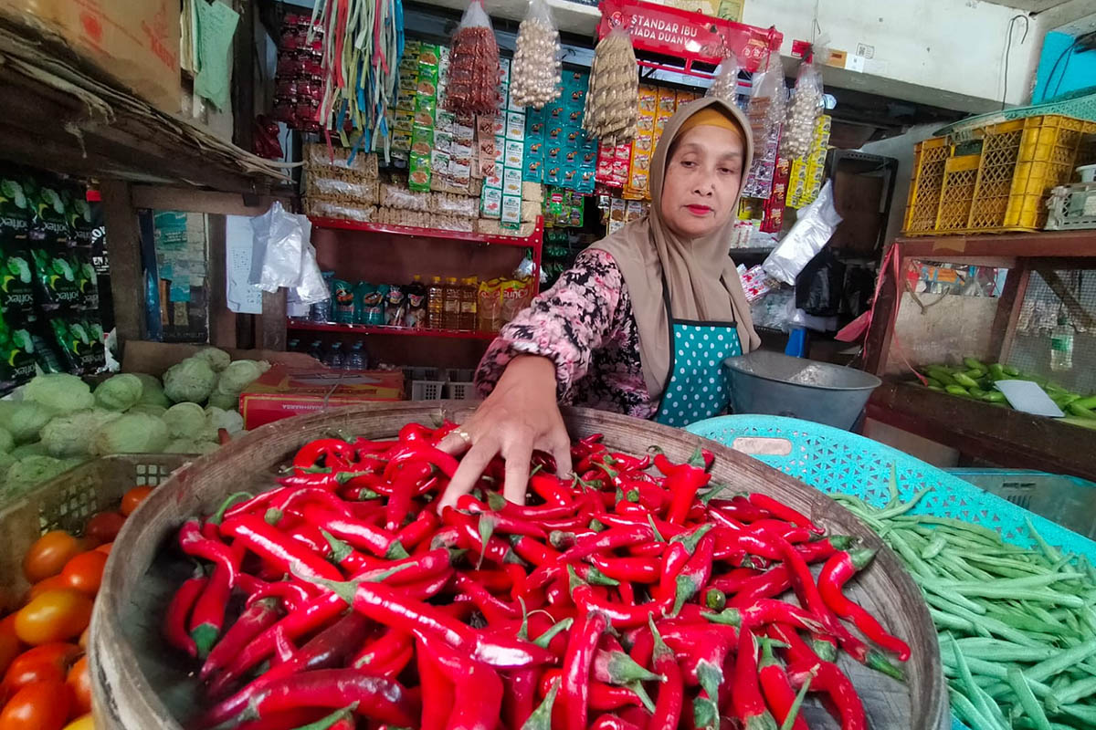 DIBUTUHKAN: Sejumlah komoditi yang kerap mengalami lonjakan. Untuk mengantisipasi kenaikan harga di bulan Ramadan, Pemkab Pasuruan melakukan sejumlah langkah, termasuk operasi pasar.