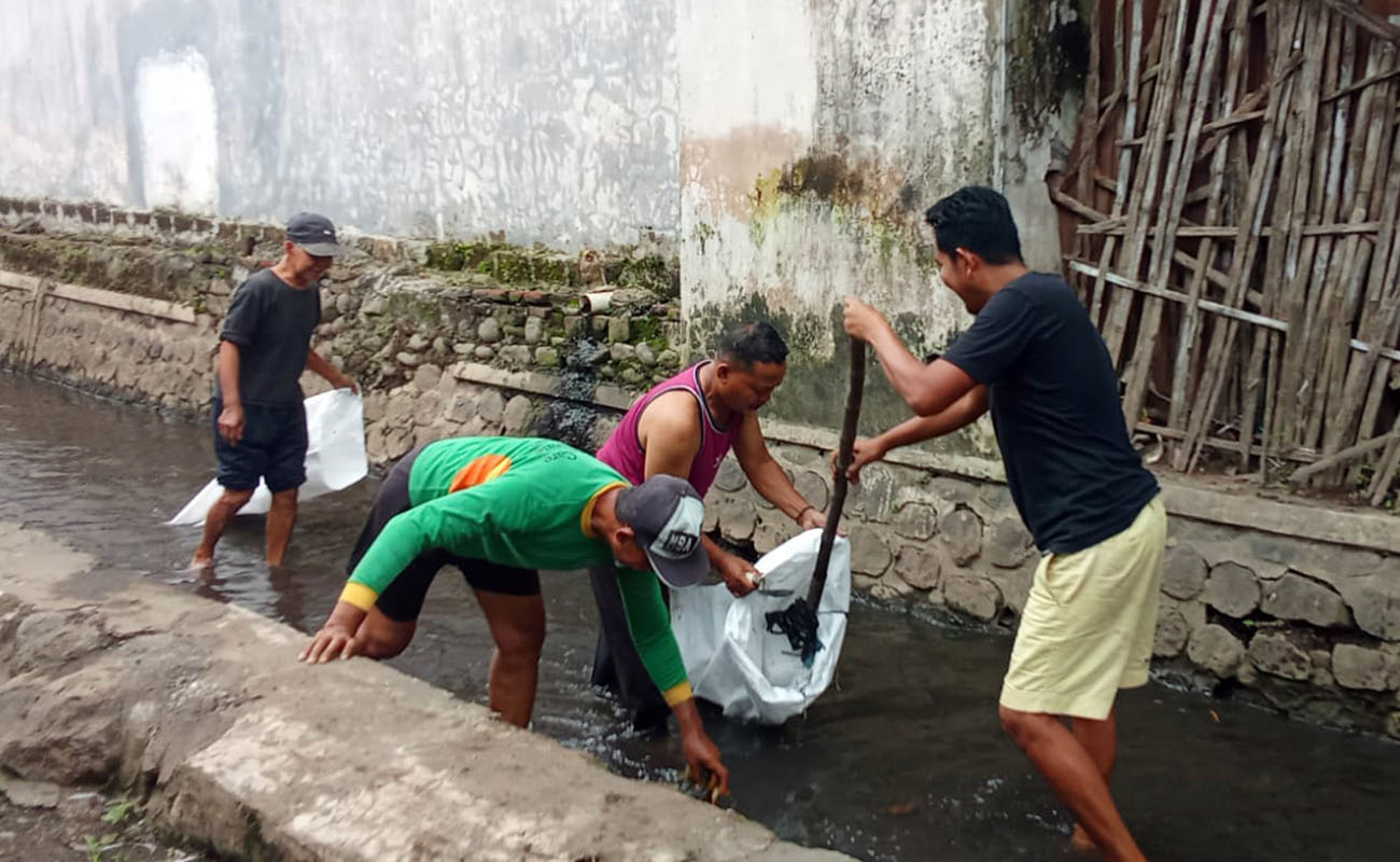 BERSIH-BERSIH: Sejumlah warga dan petugas BPBD Kota Probolinggo saat melakukan pembersihan drainase di Kelurahan Sukoharjo, Kecamatan Kanigaran, Kota Probolinggo, Kamis (26/2).