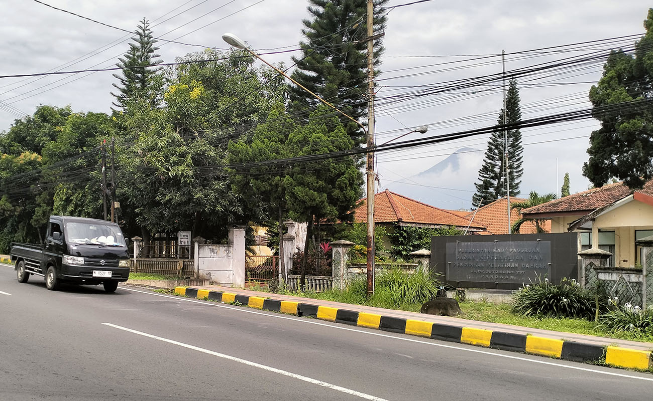 Gedung SKB Pandaan dipotret dari luar. 