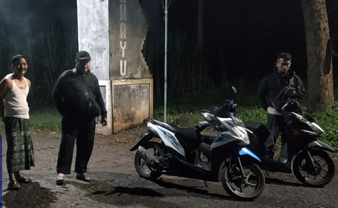 DATANG LANGSUNG BUBAR: Petugas kepolisian saat membubarkan perang sarung di Trewung, Grati.
