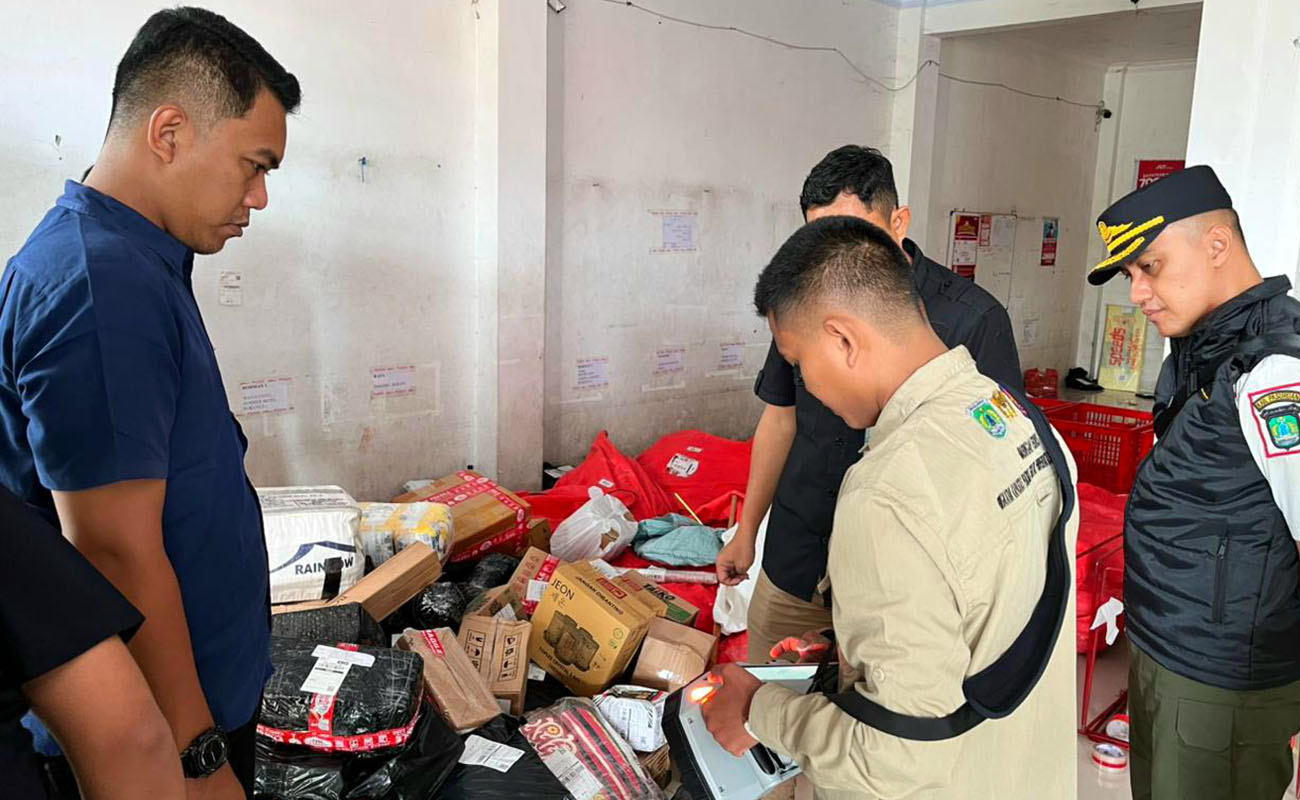 GEMPUR: Petugas saat merazia salah satu  pengiriman ekspres di Bangil, Kabupaten Pasuruan. 