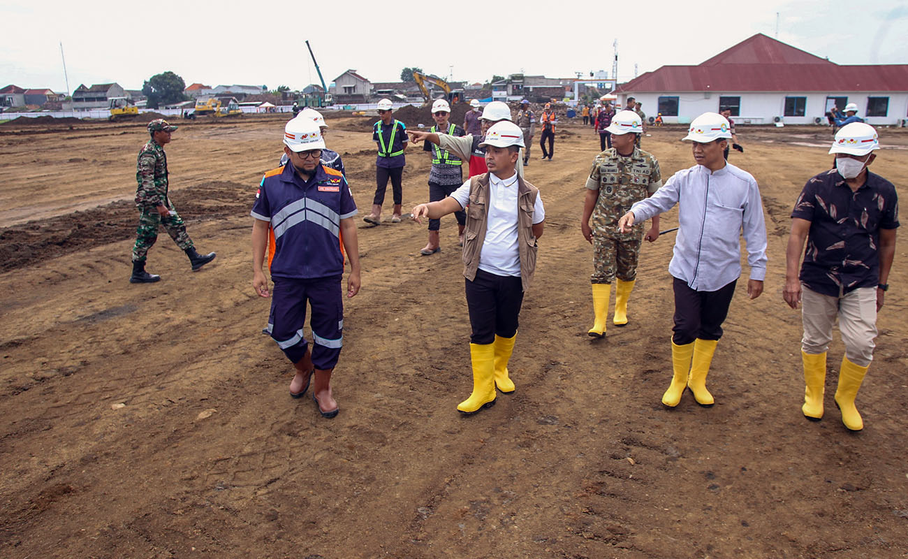 TINJAU LOKASI: Pejabat Forkopimda Kota Pasuruan beserta sejumlah kepala OPD meninjau pembangunan SR Permanen di Kelurahan Wironini, Purworejo, Kota Pasuruan, Jumat (27/2).