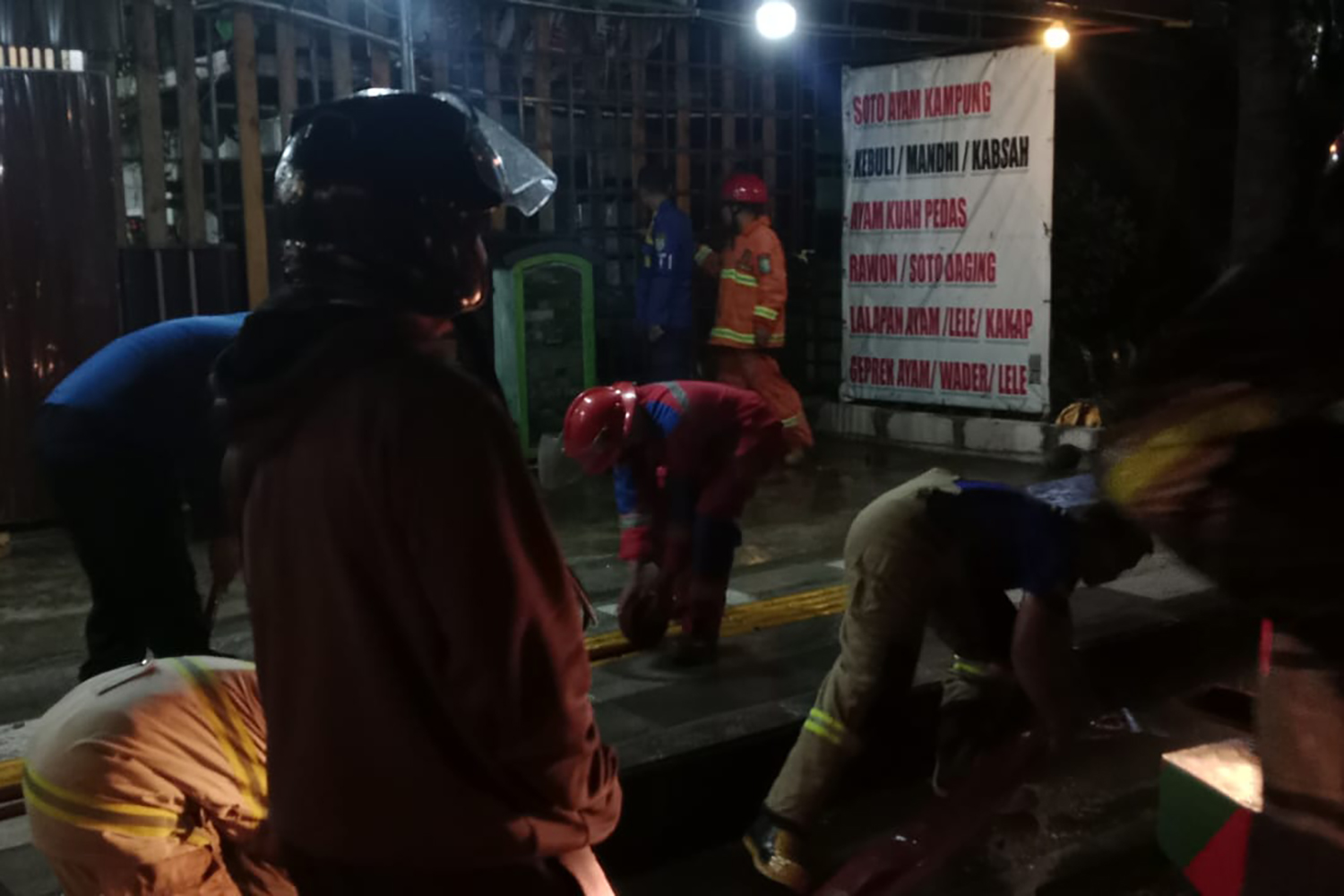 SIRAM: Tim Damkar Satpol PP Kota Probolinggo memadamkan api di sebuah warung makan di Kelurahan Sukabumi, Kecamatan Mayangan, Jumat (27/2) malam. 