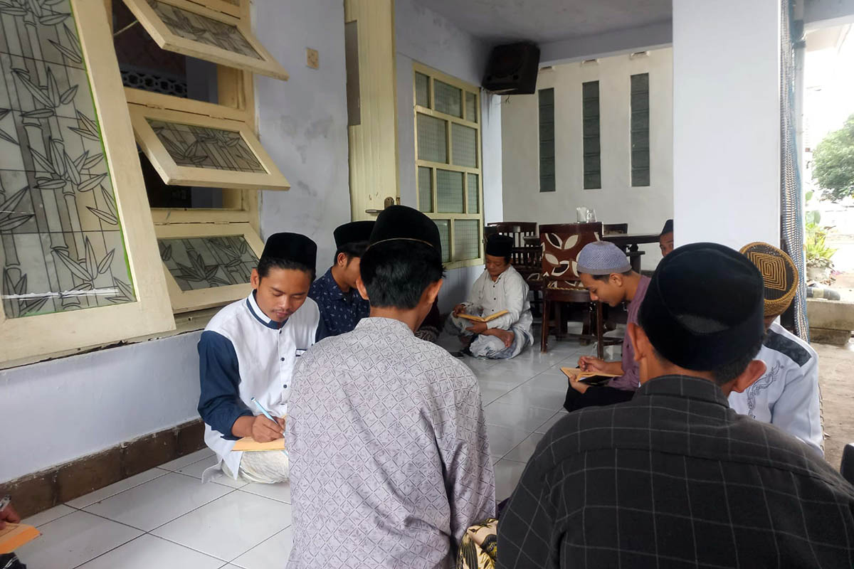 BELAJAR: Sejumlah santri Ponpes Roudlotut Tholibin atau Pondok Kareng, Kota Probolinggo yang tengah belajar.